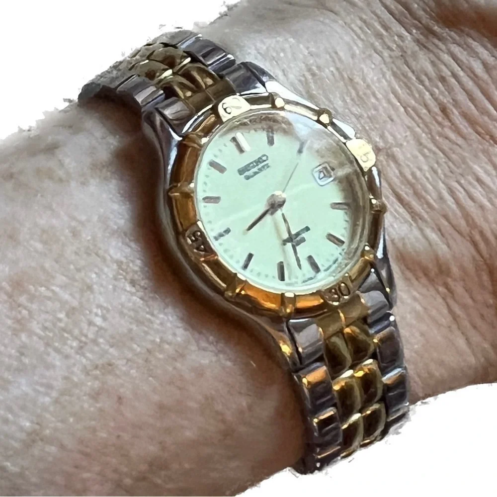 Seiko ladies’ quartz watch, calendar, glow in dark feature